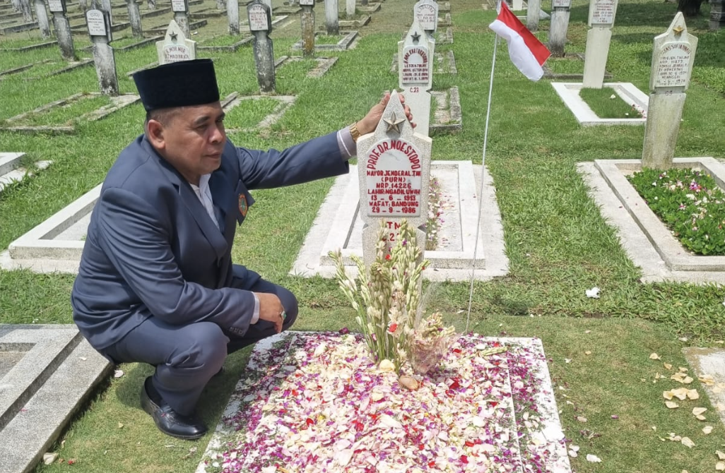 Kenang Jasa Pahlawan, Universitas Moestopo Ziarah ke Taman Makam Pahlawan Cikutra
